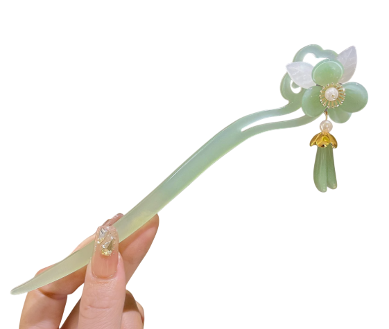 A Lover's Locket: Green Petals and Timeless Grace Hairpin / Hair stick